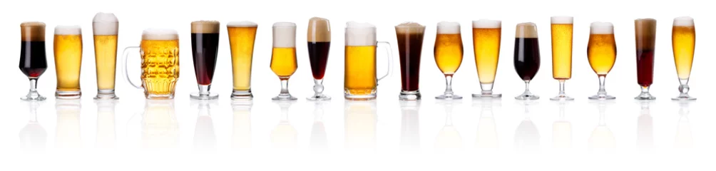 Rolgordijnen Bier set van ijzig glas licht bier met schuim op wit