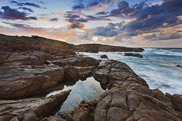 Sea birubi rocks puddle red