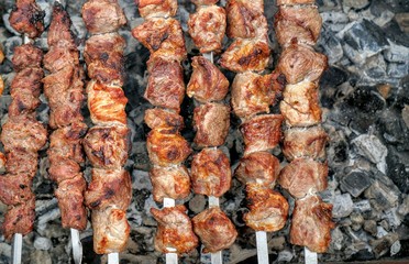 шашлык на шампурах 
