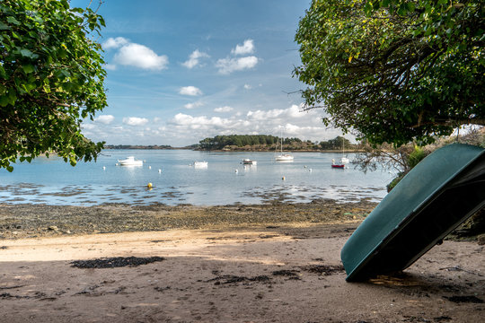 Barque sur le sable dans le Golfe du Morbihan