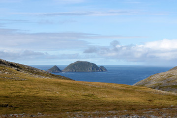 Blick von Mageroya (Nordkapp) über eine Bucht des Atlantik auf die Insel Storstappen / Gjesvaerstappan