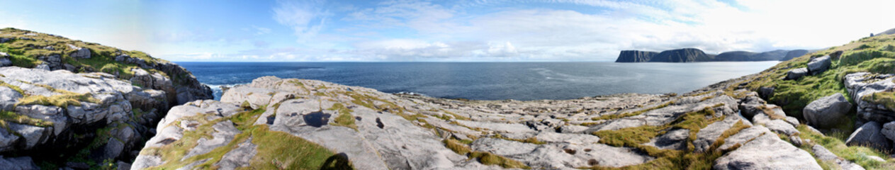 Panorama vom Knivskjellodden mit Felsk&uuml;ste im Vordergrund und Blick &uuml;ber eine Bucht des Atlantik auf das Nordkap auf der Insel Mageroya, Finnmark, Norwegen