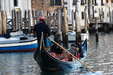 Fototapeta na wymiar Gondoliere trasporta turisti su gondola