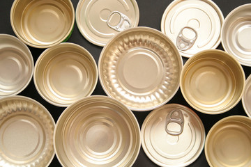 Leere Konservendosen und Deckel mit Zugring nebeneinander, Aufsicht