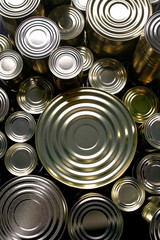 Viele Konservendosen nebeneinander stehend, Aufsicht