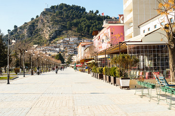 Obraz premium View to Berat, historic city in the south of Albania, situated on a hill with white houses built one over another. Captured from the pedestrian street on a sunny spring day.