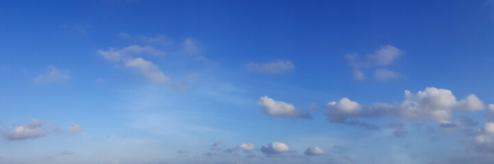 Obraz premium Panoramiczne niebo w słoneczny dzień.