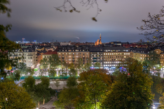 Utsikt &ouml;ver Sveav&auml;gen fr&aring;n Obersvatorielunden p&aring; natten 1/3