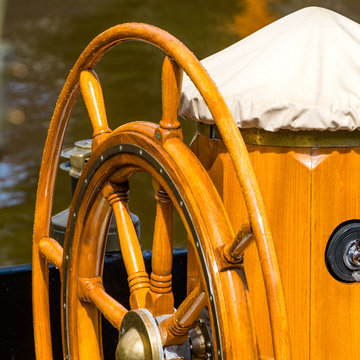 Maritimes Steuerrad mit Wassertropfen, gefertigt aus Holz und Messing