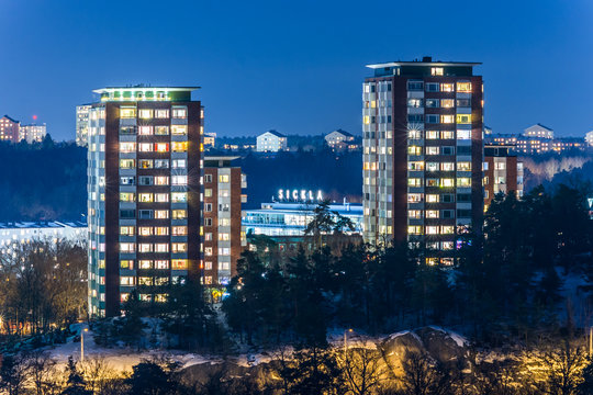H&ouml;ghus i Alphyddan med Sickla k&ouml;pkvarters skylt mellan husen