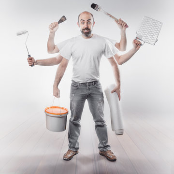 Anstreicher oder Maler mit vielen Armen und Werkzeugen in der Hand