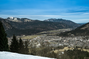 Fototapeta na wymiar Blick vom Hausberg auf Garmisch-Partenkirchen