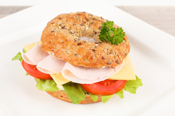 Bagle mit Käse und Wurst