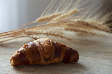 Croissant su tavolino 