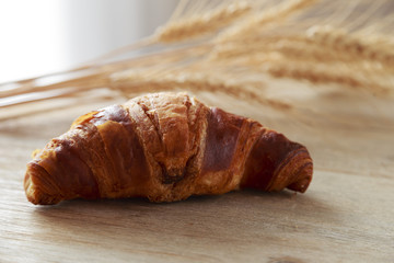 Croissant su tavolino 