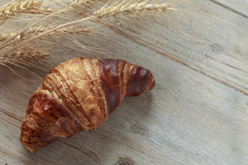 Croissant su tavolino 