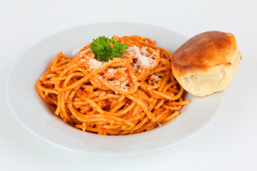 Spaghetti Napoli mit Pizzabrötchen