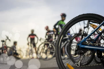 Tableaux ronds sur aluminium Vélo Selective focus of group of cyclists