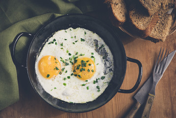 Spiegeleier aus der Pfanne mit Brot