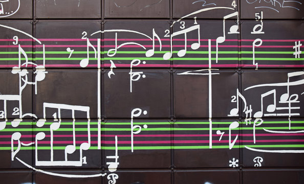 Musiknoten auf einem Garagentor