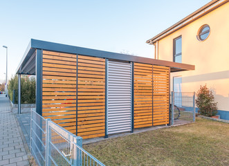 Moderner Aluminium-Carport vor Stadtvilla