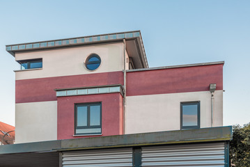 Fototapeta na wymiar Modernes Reihenhaus mit Dachterrasse