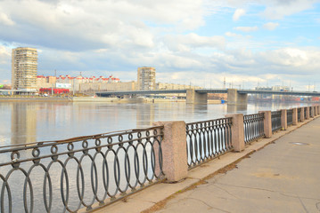 Fototapeta na wymiar Volodarsky Bridge and fence on the embankment of the Neva River.