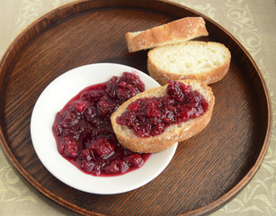 Малиновое варенье сделано из ягод. Варенье обладает целебными свойствами и восхитительным вкусом. Сварено в домашних условиях.