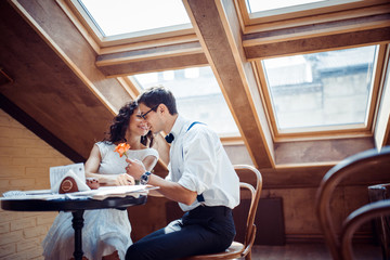 Obraz premium Romantic couple in love bonding in cafe