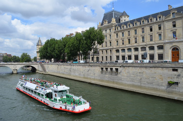 Statek na Sekwanie w Paryżu/A ship on the Seine in Paris, France - obrazy, fototapety, plakaty
