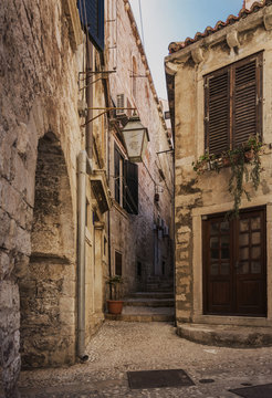 Fototapeta Tenement house and narrow street in Old Town Dubrovnik