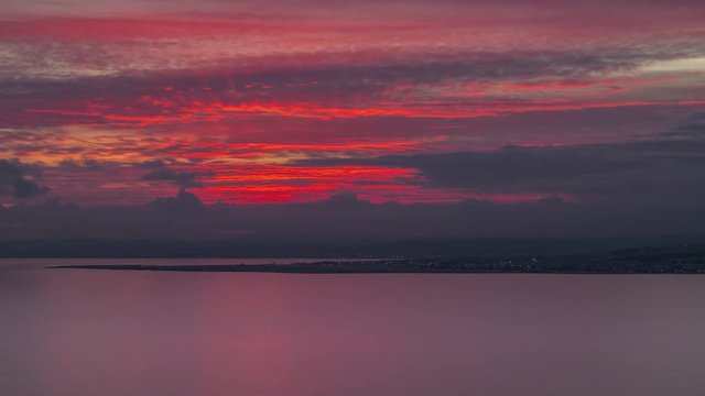 Time lapse coucher de soleil par temps nuageux vue mer avec l'aeroport de la ville de Nice, France, French Riviera