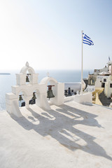 Grecki kościelny dzwonkowy wierza z grek flaga w Oia, Santorini, Grecja - 138608802