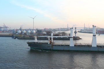 Ein Schiff fährt in den Hamburger Hafen ein