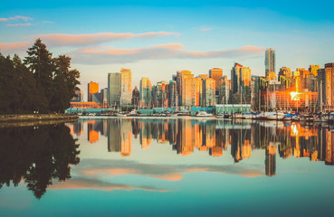 Fototapeta premium Panoramę Vancouver ze Stanley Park o zachodzie słońca, Kolumbia Brytyjska, Kanada