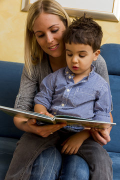 Mutter und Sohn mit einem Buch