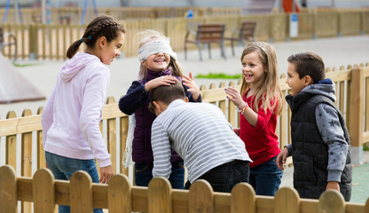 Obraz premium kids playing at Dead man in street