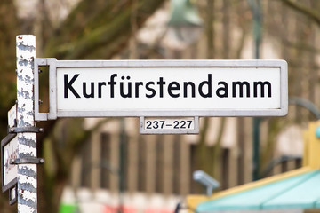 Fototapeta premium Znak ulicy Kurfürstendamm w Berlinie