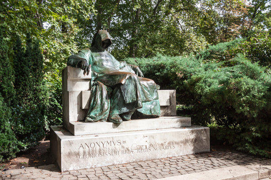 Estatua del escribano Anonymus en Budapest, Hungria