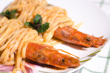 A delicious plate with shrimps, tagliatelle and sauce.