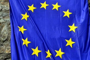 Europaflagge vor Steinmauer