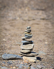 Fototapeta na wymiar small pyramid of stones on the seashore.