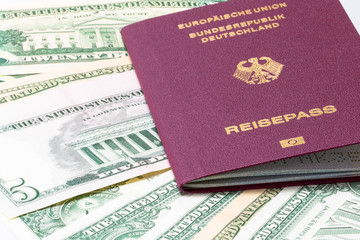Fototapeta premium Reisepass auf amerikanischen Dollarscheinen