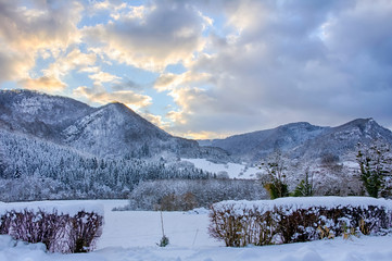 Fototapeta na wymiar Paysage montagneux d'hiver près de Nans-sous-Sainte-Anne en France