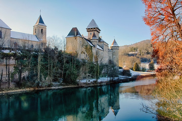 Château Cléron et la Loue en France, en hiver. 