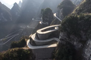 Selbstklebende Fototapeten Dangerous serpantine road in the Chinese mountains © yashka7