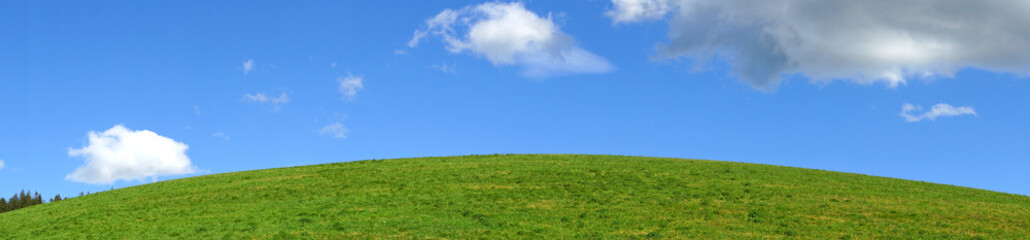 Wiese mit Himmel und l&auml;ndliche Idylle - Panorama Bild Querformat