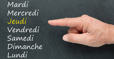 Jeudi à la craie et montrer du doigt sur ardoise