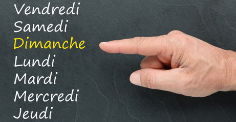 Dimanche à la craie et montrer du doigt sur ardoise