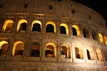 Fototapeta premium Coloseum at night in Rome Italy